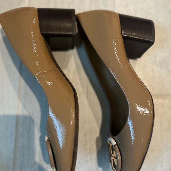 Tory Burch Multi logo pump Almond Flour - Picture 2 of 7